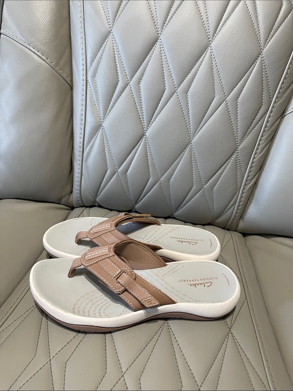 Clarks tan and white leather thong sandals - Picture 3 of 7